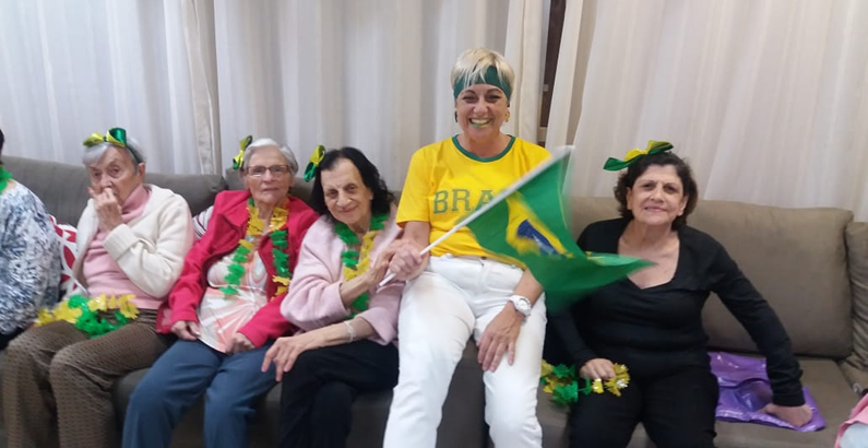 Hóspedes da Nossa Casa assistindo aos jogos da Copa do Mundo 2018